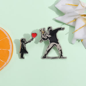 クラシック バンクシー アート デザイン ブローチ エナメルピン 赤い風船の少女 花束を投げる少年 バッジ デコレーション ラペル ファッション ジュエリー アクセサリー - Product Image 2