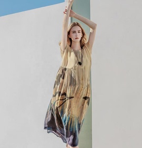 Abito Lungo in Seta di Lusso per <span class=keywords><strong>Donna</strong></span>, Elegante Stampa Artistica Sfumata, Vestito da Vacanza a Maniche Corte - Product Image 3
