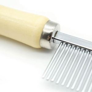 Peine metálico mayorista de dientes anchos con mango de madera para la eliminación de piojos y pelo de mascotas - Product Image 4