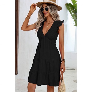 Robe mini de plage sans manches à col en V, motif floral, tissée, écologique, unie, plissée, à ourlet volanté - Product Image 1