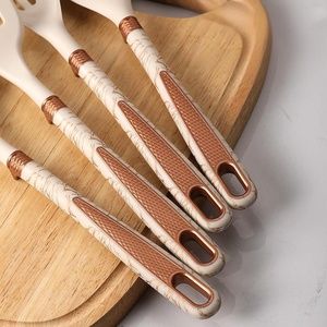 Ensemble d'ustensiles de cuisine antiadhésifs écologiques 12 pièces cuillère à spatule en silicone avec manche en bois emballée dans une boîte pour une utilisation domestique dans la cuisine - Product Image 3