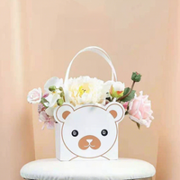Handgefertigte Tragetasche im Kleinen Bären-Stil mit Blumenstrauß-Motiv, Kordelzug-Griff, Tragbare Wasserdichte Weiße Kraftpapier-Verpackungsbox für Taschen