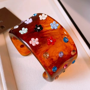 สร้อยข้อมือเรซิ่นรูปดอกไม้แบบเปิดประดับคริสตัล สไตล์มิดเซ็นจูรี่ สีกาแฟ สวยเก๋ เหมาะสำหรับใส่ไปทำงาน เครื่องประดับสำหรับผู้หญิง - Product Image 1