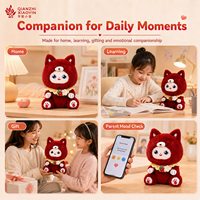 Peluche chat rouge foncé AI, assis, qui bouge la queue, collier fraise marguerite, visage ABS, clonage vocal, 50+ langues, mémoire longue durée