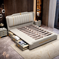 Lit plateforme rembourré en tissu à rayures verticales, lit double de luxe léger avec décoration dorée et tiroirs de rangement latéraux