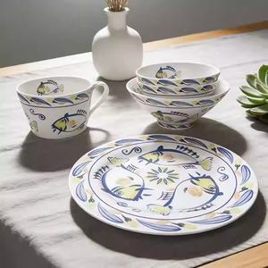 Service de table en céramique à motif de <span class=keywords><strong>poisson</strong></span> peint à la main - Vaisselle bleue et jaune pour la maison, l'hôtel et <span class=keywords><strong>le</strong></span> restaurant, passe au lave-vaisselle - Product Image 1