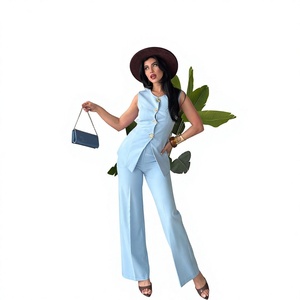 Ensemble de costume sans manches bleu clair pour femme avec détails boutonnés, pantalon long et gilet de couleur unie, élégant, pour l'été - Product Image 1