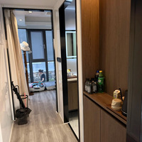 Maison capsule spatiale de luxe de 20 pieds, maison modulaire préfabriquée portable, cabine d'hôtel intelligente avec design en verre panoramique
