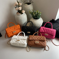 Sac bandoulière pour femme avec broderie motif losanges et chaîne, nouvelle collection été 2024, mini sac carré texturé tendance à sangle unique
