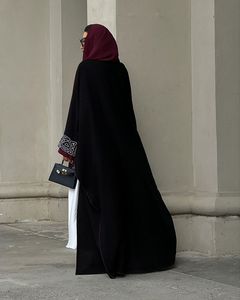 Elegante <span class=keywords><strong>Abaya</strong></span> Nera 2026 di Alta Qualità, Lunga e Modesta con Ricami Floreali sulle Maniche, Abito Musulmano Arabo - Product Image 3