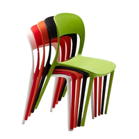 Chaises en plastique empilables colorées en polypropylène pour restaurant, vente chaude en usine, à prix abordable