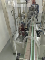 Machine automatique à sertir de remplissage de bouteilles de parfum 15-200ml Ligne de production pneumatique pour équipement d'emballage en verre d'huile d'eau