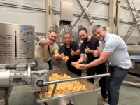 Volledig automatische fruit- en groentefriteuse, was-, verpakkings- en productielijn, aanpasbare capaciteit voor snackverwerkingsfaciliteiten
