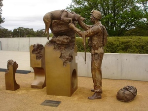 Statue en bronze grandeur nature de soldat moderne avec chien sculpture au parc commémoratif des anciens combattants - Product Image 6
