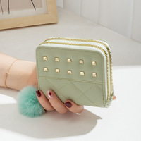 Dompet Kartu Kulit PU Motif Kotak-Kotak Pendek dengan Pompom dan Rivet, Dompet Koin Custom, Dompet Wanita Mewah, Tempat Kartu dengan Ritsleting Ganda