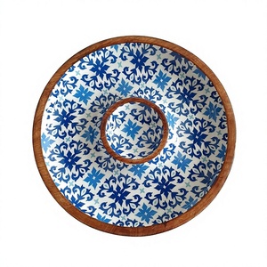 Vente en gros de serveurs à salade et à sauce en bois modernes, non toxiques et écologiques |   Planche à nourriture émaillée imprimée avec bol à salsa intégré - Product Image 1