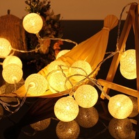 Guirlande lumineuse LED boule de coton romantique pour les décorations de Noël de la chambre de la fille ou les espaces extérieurs