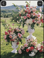 Boules florales bordeaux et vertes à fleurs de rose rouge foncé, idéales pour la décoration de centre de table de mariage luxueux