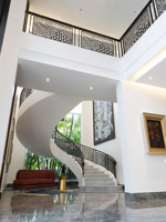 Escalier intérieur en bois courbé avec balustrade en fer forgé de luxe provenant de l'usine de Foshan en Chine