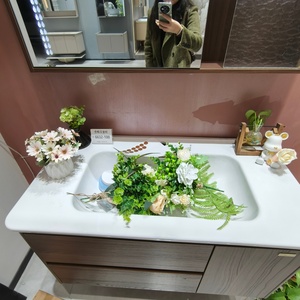 Armoire de salle de bain murale marron avec rangement et miroir, lavabo à bords arrondis et corps d'armoire arrondi - Product Image 5