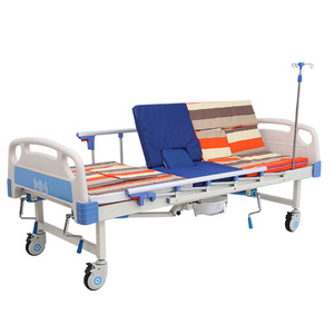 Cama de enfermería Zhongqu 331, manual, de una sola manivela, para rehabilitación en el hogar, con barandillas laterales y mesa. - Product Image 3