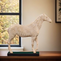 Ornement de cheval en résine à motif géométrique peint à la main, style minimaliste nordique, thème animal, décoration moderne pour la maison, cadeau de pendaison de crémaillère