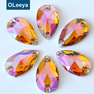Strass en résine OLeeya 13x22mm en forme de goutte, couleur péridot AB, dos plat argenté, à coudre pour justaucorps - Product Image 5
