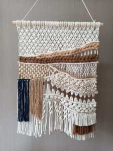 Décoration murale en macramé en corde de coton style bohème Gisenu pour salon et espace de coworking, motif irrégulier, décoration fonctionnelle - Product Image 1