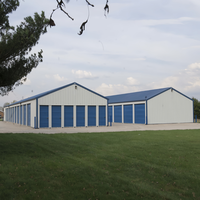 Structure en acier, entrepôt de taille moyenne, portes hautes, hangar de stockage de tracteurs préfabriqué en métal