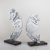 Grande sculpture abstraite en forme de feuille en argent avec base en métal et marbre, sculptée à la main pour la décoration moderne de la maison, du bureau ou de l'hôtel