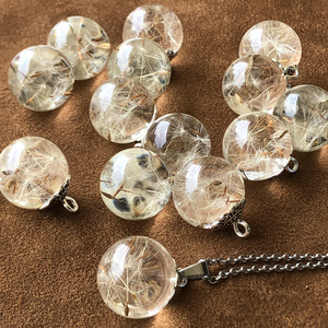 Collana con Ciondolo da Donna in Resina Epossidica Ecologica con Semi di Dente di Leone Gioiello Ispirato ai Fiori con Funzione Portafortuna Idea Regalo per Ragazze - Product Image 5