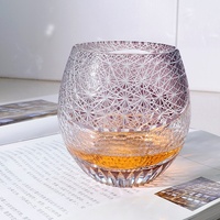 Handgefertigter Eiförmiger Lila Edo Kiriko Glas-Tumbler Handgeschnitzter Kristall-Wasserbecher mit Schildpatt-Chrysanthemen-Muster