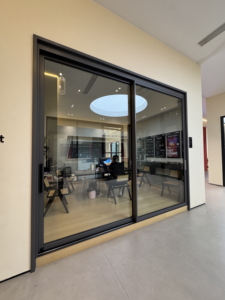 Puerta Corredera de Aluminio AS2047 Resistente a Huracanes, Plegable, con Vidrio Laminado de Seguridad, Moderna, para Interiores, Garaje, Jardín, Patio, Fibra de Vidrio - Product Image 2