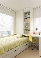 Maßgefertigtes Modernes Tatami-Plattformbett mit Klappbarem Beistelltisch und Verstecktem Stauraum - Intelligente Möbel für Platzsparende Apartments und Gästehäuser