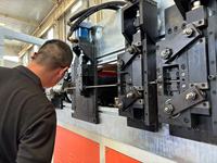 Poignée de rouleau de peinture CNC automatique d'usine chinoise faisant la machine
