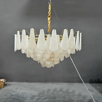Lustre moderne en pierre d'onyx naturelle en forme de goutte d'eau à plusieurs niveaux, avec cadre en laiton brossé, veininges d'albâtre, tension universelle, robuste et économe en énergie