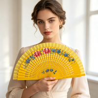 En stock Éventail pliant espagnol en bois de 23 cm pour femmes, éventail ajouré, idéal pour la personnalisation et la vente en gros, cadeau