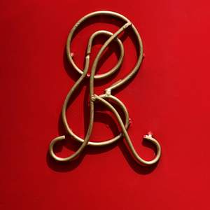 Kotak surat logam merah antik tinggi 130cm - Product Image 5