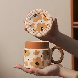 Taza de cerámica retro con tapa, diseño de flores, fabricada en Chaozhou, taza de café para uso general, regalo. - Product Image 1