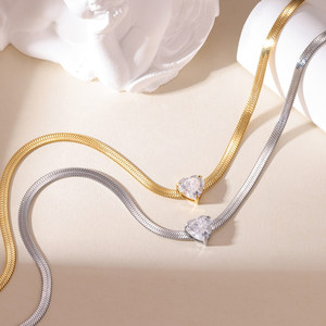 Collar de Acero Inoxidable con Colgante de Corazón, Cadena Plana de Serpiente Chapada en Oro de 18K, Gargantilla de Amor con Circonitas para Mujer - Product Image 4
