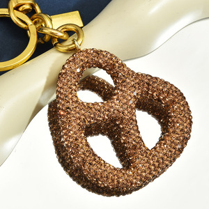 Porte-clés LED en forme de bretzel avec breloque scintillante, mousqueton tendance, design métallique, ton argenté et doré, style luxe léger, cadeau promotionnel - Product Image 6