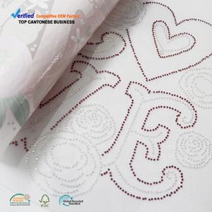 ป้ายติดพลอยเทียมรูปหัวใจหรือเสื้อยืดวาเลนไทน์ลายพิมพ์โลโก้ตามสั่งแบบรีดติด - Product Image 4