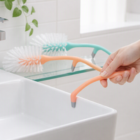 Brosse WC manuelle premium en PP à long manche, poignée ergonomique incurvée, poils denses bicolores, grattoir de rebord pour un nettoyage en profondeur de la salle de bain