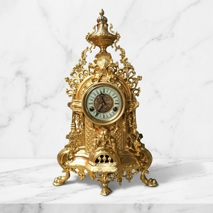 Horloge de cheminée mécanique en laiton de style Louis XV Rococo français, imitation antique du XVIIIe siècle, plaqué or 24 carats, grande taille - Product Image 1