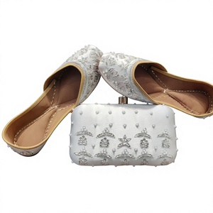 Calzado Clásico de Diseño Tradicional en Cuero Genuino, Impermeable, para Todas las Temporadas, Zapatos Elegantes Hechos a Mano en Rajastán - Product Image 4
