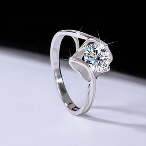 Anello di Fidanzamento NORELLE da Donna in Argento Sterling S925 Placcato Oro 18K con Moissanite a Forma di Cuore e Bacio d'Angelo - Product Image 3