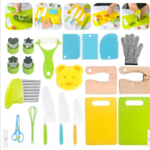 Ensemble d'outils de cuisine Montessori personnalisés pour tout-petits : couteaux en bois sécurisés, planches à découper, emporte-pièces à sandwichs, éplucheur pour fruits et légumes - Product Image 5