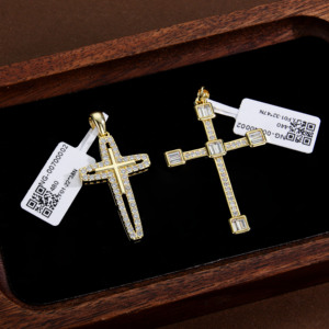 Colgante de cruz hueca de latón chapado en oro de 14K CM al por mayor, joyería de moda de lujo con piedra de circonita para hombre, ideal para fiestas. - Product Image 5