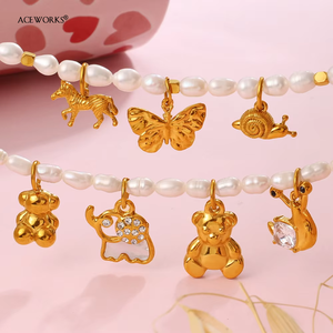 Zoo y Jardín |   Colgante de Acero Inoxidable con Baño de Oro PVD de 18K con Forma de Animales e Insectos: Mariposa, Abeja, Oso, Elefante, Caballo, Ciervo, Gato, Caracol - Product Image 4
