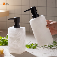 Flacon de shampoing portable en polycarbonate écologique, recyclable, doux, confortable, éclaircissant, avec pompe, finition mate blanc et noir, modèle Aleo Square Swirl
